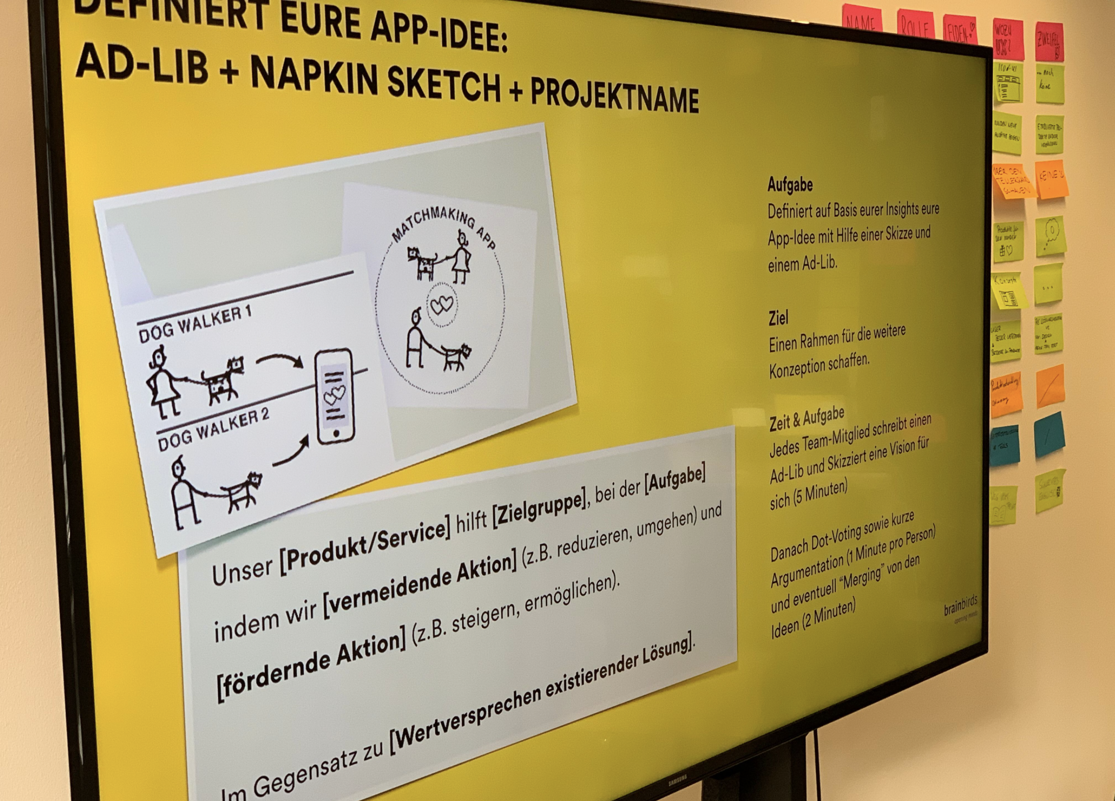 A yellow presentation slide with German text explaining a project idea involving app, sketch, and project name. Includes hand-drawn app sketches featuring a dog walker and a matching app, with additional notes and sticky notes along the right side.